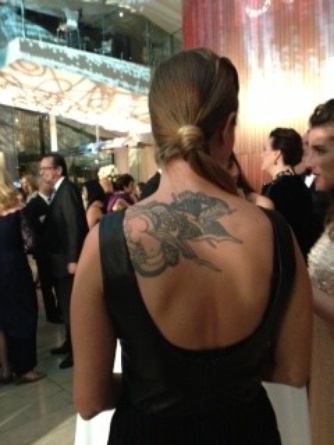 This woman emphasized her main accessory–an elaborate back tattoo